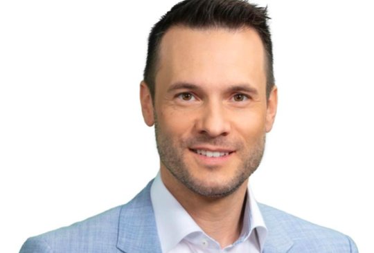 Hässig, Ex-Moderator von Radio 24, stellt das Urteil des Bundesverwaltungsgerichts infrage... (Bild: parlament.ch)