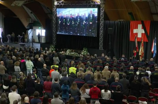 Rund um die Gedenkfeierlichkeiten in Martigny wird die Unterstützung für die Betroffenen aufgegleist... (Bild: Screenshot srf.ch)