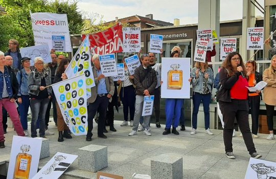 Feuer im Dach: In Zürich und Lausanne wurde am Dienstag über Mittag lautstark demonstriert. (Bild © Syndicom)