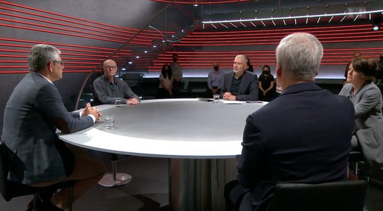 In der «Arena» sei es nicht darum gegangen, den wissenschaftlichen Konsens in Frage zu stellen, verteidigte SRF-Videochef Tristan Brenn die Diskussionssendnung... (Bild: © SRF)