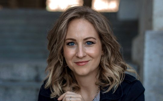Debbie Patricia Ramseier leitet seit dem 1. August als CEO die Mediaberatung Adveritas, die sich nun mit grelldenker zusammenschliesst...   (Bild: zVg)