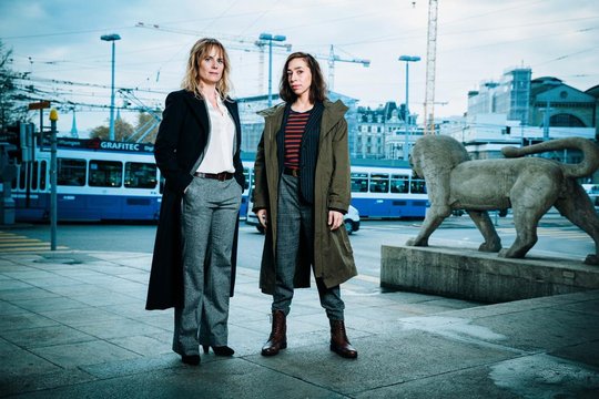 Die Schauspielerinnen Anna Pieri Zuercher (l.) und Carol Schuler als «Tatort»-Ermittlerinnen in Zürich (Bild: ©SRF).