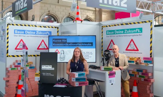Begehbare Baustelle: Stand der Luzerner Journalistenschule an der Bildungsmesse Zürich... (Bild: zVg)