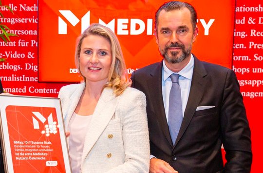 Symbolisches Tamtam: APA-Chef Clemens Pig überreicht der österreichichen Medienministerin Susanne Raab ein «Zertifikat» als erste Userin. (Bild zVg)