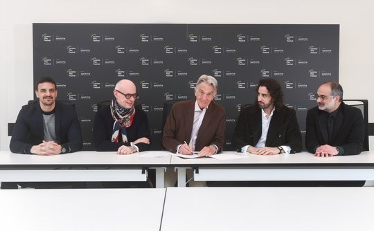 Carlo Giordanetti von Swatch (Zweiter v.l.) beim Unterzeichnen des Vertrags mit Festivalpräsident Marco Solari (Mitte)...          (Bild: zVg)