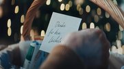 Ein Lächeln schenken, das ist das weihnachtliche Motto von Coop...(Bild: Screenshot aus dem Coop-Werbespots)