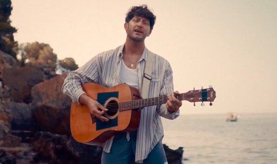 Fernweh-Hymne: Geshootet wurde das Bildmaterial im spanischen Sommer auf Ibiza. (Bild Screenshot Youtube)