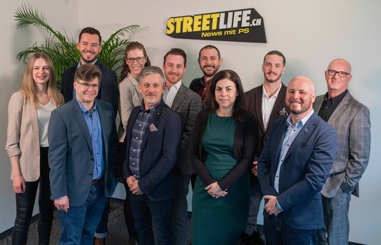 Das Streetlife-Team: Chefredaktorin Silvana Guanziroli ist die Dritte hinten von links, Geschäftsführer Raffaele Sutter der Zweite von rechts...              (Bild: zVg)