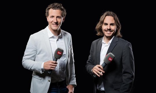 Marco Wölfli (l.) und Kay Voser stehen ein erstes Mal für die Fussball-EM in diesem Sommer vor der Kamera... (Bild: SRF)