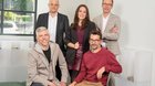 Das Team um Chefredaktorin Désirée Pomper: Gaudenz Looser (l.), Daniel Waldmeier (stehend), Basil Honegger, Côme Gallet (r.)...   (Bild 20min/Celia Nogler