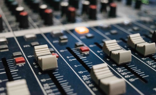 Syndicom: «Gibt es auf der Redaktion von ‚20 Minuten Radio’ genügend ausgebildete Berufsleute, die das Heer von Praktikantinnen und Praktikanten professionell begleiten können?»