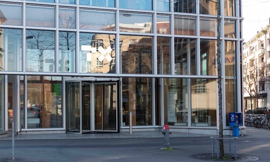 Vor geschlossenen Türen: «Wir unterstützen die Position des Verlegerverbandes», heisst es an der Werstrasse lediglich. (Bild © TX Group)