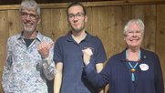 Liam Schüpbach (Mitte) präsidiert neu den Verein des Schulradios RadioChico Schweiz in Lyss.... (Bild: zVg)