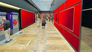 Das neue «Megaposter» befindet sich in der Passage von der Haupthalle zum Westflügel des Bahnhofs. (Bild: zVg)