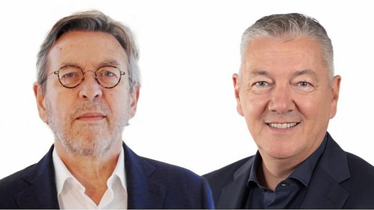 Roelof Konterman (l.) und Internet-Pionier Daniel Grossen wurden nach dem Closing des Marktplatz-Joint-Ventures aus dem VR verabschiedet...                (Bild: zVg)