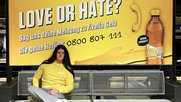 Comedian Eric Lüthi, alias «Bresha», geht an die Hotline für Rivella Gelb, um mit der jungen Community zu talken…   (Bild Rivella/zVg)