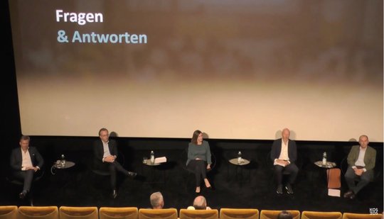 Im Zürcher Kino Kosmos am Dienstagmorgen: Der designierte CEO des neuen Joint Ventures Gilles Despas, Jörn Nikolay, Michèle Rodoni, Marc Walder und Pietro Supino... (v.l.n.r.)