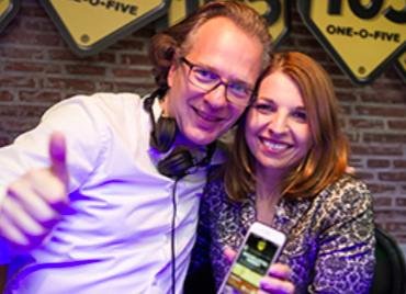 Launch von «my 105»: Giuseppe Scaglione und Paola Libera mit ehemaligen Mitarbeitern -  ausser «Jontsch» Schächter, der zur Zeit d'Abig-Show auf Radio 24 moderiert (vorne Mitte).