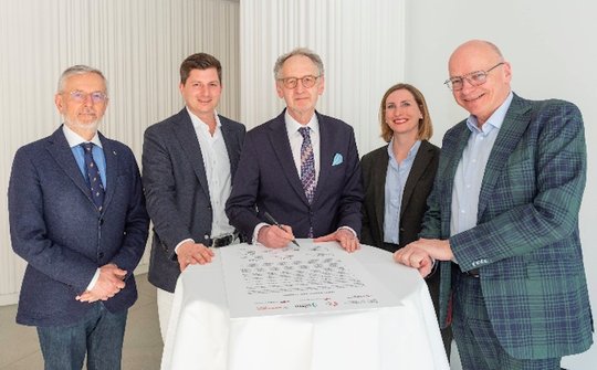 Die «Erklärung von Zürich» unterzeichnet haben die Vertreter der Verleger-Verbände aus Deutschland, Österreich, der Schweiz und Luxemburg... (Bild: zVg / © Oliver Rüesch VSM)