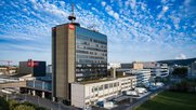 Die SVP will entweder die Gebühren senken, oder dem Sender vorschreiben, wer in den Redaktionen und in der Chefetage sitzen soll... (Bild: SRF)