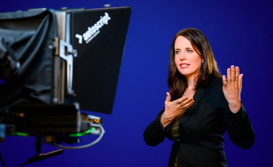 Bereits 2008 hat die BBC ihr gesamtes TV-Programm für Gehör-Behinderte mit Untertiteln versehen. Bei der SRG soll es 2027 soweit sein. (Bild © SRG)