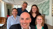 Freude bei der Genfer Agentur: Das Team um Miind-CEO und -Gründer François-Louis Noël (vorne) (Bild zVg)
