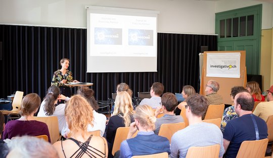 50 Personen kamen trotz strahlendem Sonnenschein in den Berner Progr: Hier die Keynote von Franziska Ramser von der SRF-«Rundschau»...    (Bild zVg / © Raphael Hünerfauth)