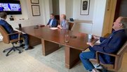 George. W. Bush (r.) hält bei diesem Krieg in der Ukraine seine Füsse unter dem Tisch noch ruhig. Aber diese stecken in Schuhen von On...      (Bild: Instagram)