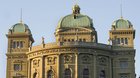 Das Parlament hat ein Hintertürchen eingebaut: In bestimmten Print-Titeln darf auch weiterhin Tabakwerbung geschaltet werden... (Bild: Wikipedia)
