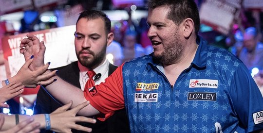 Schrieb Darts-Geschichte: Der Zuger Stefan «Belli» Bellmont gewann als erster Schweizer ein WM-Match...     (Bild: Faceb./zVg)