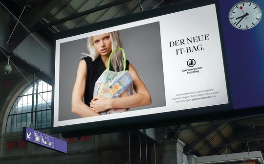 Ohne erhobenen Zeigefinger: Die Kampagne präsentiert Recycling-Bags als modische Accessoires... (Bild: zVg)