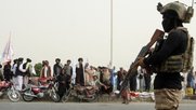Einschüchterungsversuche: Ein Taliban-Kämpfer hält auf der Strasse Wache…              (Bild: RSF)