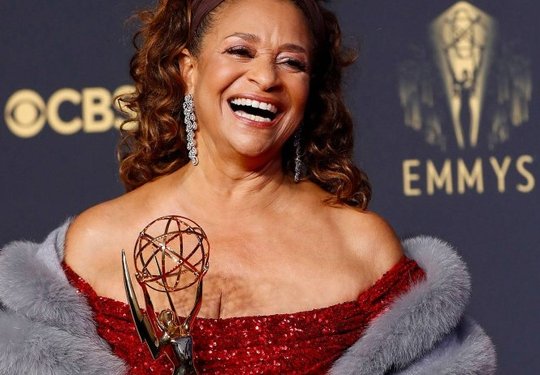 Es geht voran mit der Gleichberechtigung: Debbie Allen wurde als erste Schwarze mit einem Emmy für ihr Lebenswerk ausgezeichnet...               (Screenshot Übertragung))