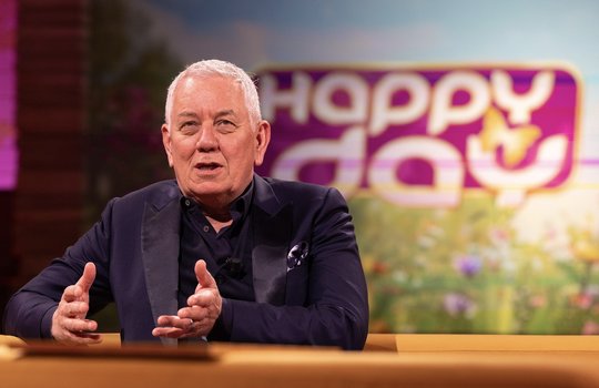 Am Samstagabend war es nach 18 Jahren für Gastgeber Röbi Koller eine längere «Happy Day»-Dernière mit Überraschungen… (Bild: SRF/zVg)