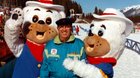 Hahn im Korb: Max Wolf mit Maskottchen an den olympischen Winterspielen 1988 in Calgary... (Bild: © SRF)