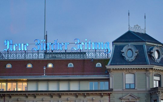 Die Idee, Redaktionen sowohl für die Tages- als auch für die Sonntagsausgabe arbeiten zu lassen, ist nicht neu... (Bild © NZZ) 