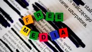 Die EU-Kommission scrabbelt auf polnischem Hintergrund: Offizielles Symbolbild zum neuen «Medienfreiheitsgesetz» auf der EU-Website. (Bild Screenshot ec.europa.eu)