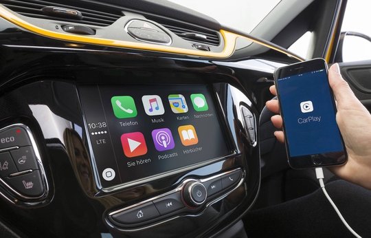 Hörbar ist die Zeitung über die Schnittstellen Apple CarPlay und Android Auto... (Bild: FAZ)