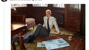   Joe Kahn als Posterboy neben Zeitung, Billig-China-Tasse, Anzug. Ein Tweet fragte: Uuups, ist da einer vom Stuhl gefallen? Hat er sich verletzt? Ben Shapiro twitterte: Dude, there is a chair right there.          