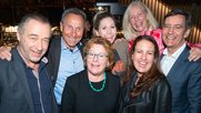 Gutgelaunt am Launch-Apéro am Donnerstagabend im Restaurant Ynos in der Zürcher Europaallee: Hugo Bigi, Marco Cortesi, Priska Wolff, Ursula Diebold, Hannes Britschgi (hinten v.l.n.r) sowie Sonja Zöchling und Daniela Hess...           (Bild zVg)