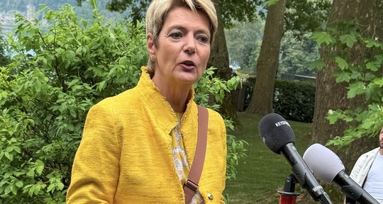 Unter Druck: Bundespräsidentin Karin Keller-Sutter ringt um eine Lösung im Zollstreit mit Donald Trump... (Bild: Klein Report)