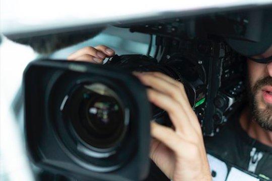 Produktionsfirmen und Regisseurinnen sollen dank verbindlichen Regeln künfig auf Augenhöhe mit der SRG verhandeln können... (Bild: © SRG)