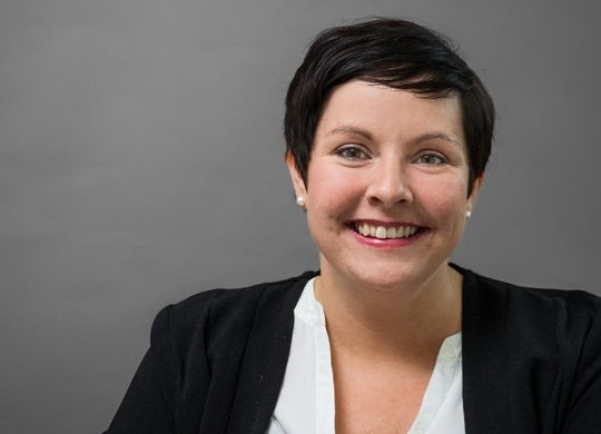 Nach verschiedenen Funktionen bei Radio SRF moderiert Christina Scheidegger jetzt beim Hintergrundmagazin...    (Bild: SRF)
