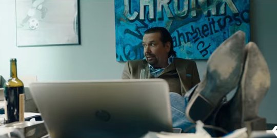 Schon mal gehört? «Das wird ne Titel-Story...» oder «...bei uns werden Geschichten auf Herz und Nieren geprüft...»    (Screenshot/Trailer Warner Bros.)