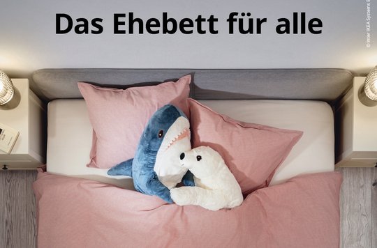 Das Ikea-Bett mit dem Plüsch-Ehepaar ist in der ganzen Schweiz auf Inseraten und Social Media zu sehen... (Bild: © Ikea Schweiz)