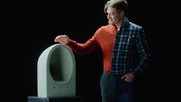 Ein Designer (roter Pulli) und ein Ingenieur (Karohemd) entwerfen gemeinsam eine neue WC-Schüssel... (Bild: Screenshot Vimeo)