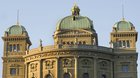 Die Gebühren-Senkung auf 300 Franken durch Medienminister Albert Rösti reicht aus, findet das Gremium... (Bild: Wikipedia)