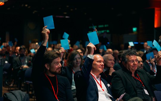 Stimmenzählen im Zürcher Kaufleuten: LSA-Vorsitzender Beat Krebs wurde zum dritten Mal wiedergewählt. (Bild zVg, © Nicolas Burri)