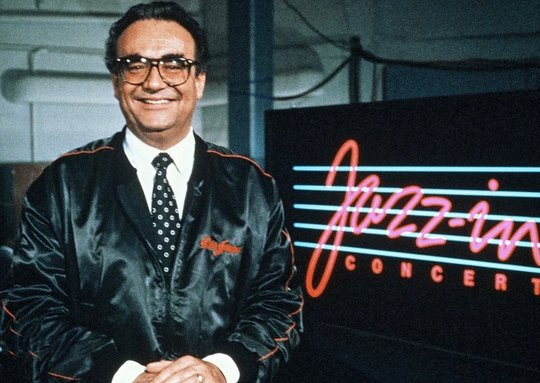 Peter Jacques als Leiter des legendären Schweizer Radio-Orchesters...   (Bildcredit: Mediendienst SRG/zVg)