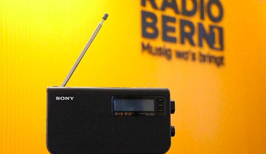 Nach drei Abgängen sortiert sich das Moderationsteam von Radio Bern1 neu. (Bild © Radio Bern1)